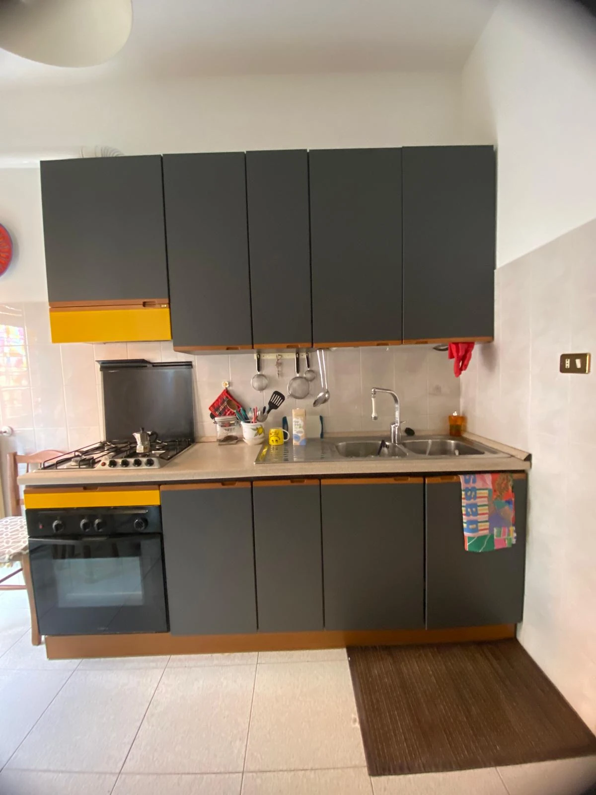 Vista completa della cucina rinnovata con wrapping